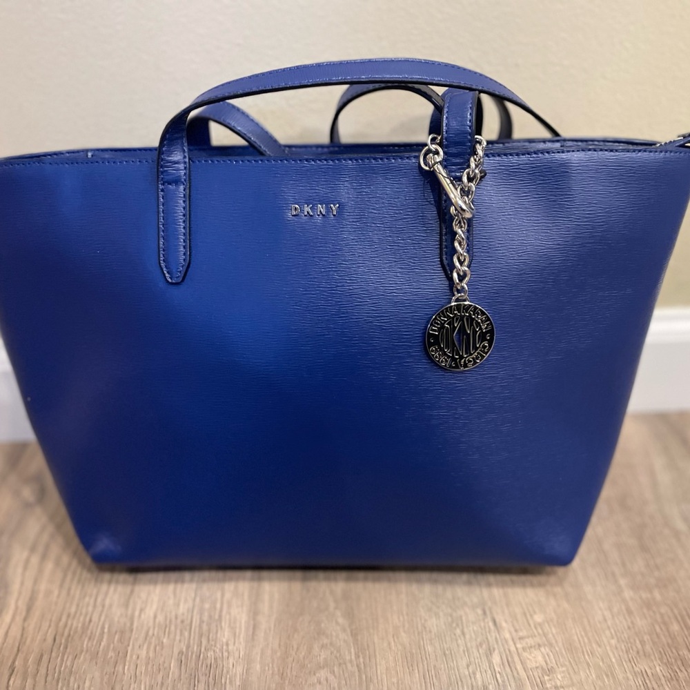 DKNY Bryant medium zipper bag